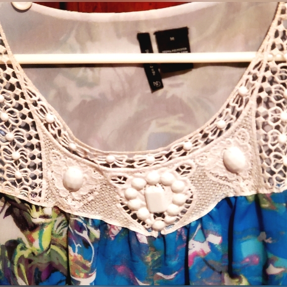 Tunic length sleeveless top with crochet & beading, and watercolor print size M. - Picture 4 of 8